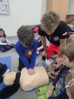 Studenci ratownictwa medycznego z UMB uczą pierwszej pomocy w szkołach