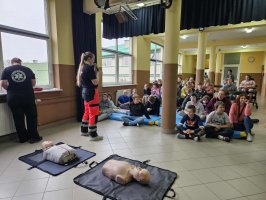 Studenci ratownictwa medycznego z UMB uczą pierwszej pomocy w szkołach