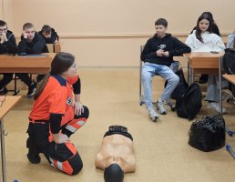 Studenci ratownictwa medycznego z UMB uczą pierwszej pomocy w szkołach