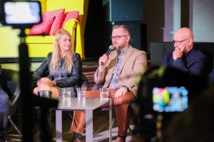 Żółta Kanapa po raz trzeci. W trosce o dobrostan młodych ludzi i przeciwko hejtowi 