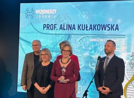 Prof. Alina Kułakowska z prestiżową nagrodą „Omnia pro infirmis”