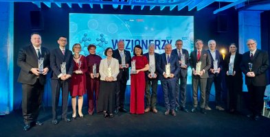 Prof. Alina Kułakowska z prestiżową nagrodą „Omnia pro infirmis”