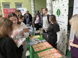 UMB z wizytą u maturzystów: Relacja z regionalnych targów edukacyjnych