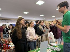 UMB z wizytą u maturzystów: Relacja z regionalnych targów edukacyjnych