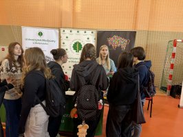 UMB z wizytą u maturzystów: Relacja z regionalnych targów edukacyjnych