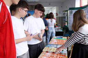 UMB z wizytą u maturzystów: Relacja z regionalnych targów edukacyjnych