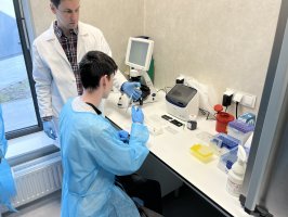 Zostań radiofarmaceutą lub kosmetologiem - kolejna tura zajęć pokazowych na UMB w ramach projeku StopDrop