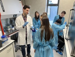 Zostań radiofarmaceutą lub kosmetologiem - kolejna tura zajęć pokazowych na UMB w ramach projeku StopDrop