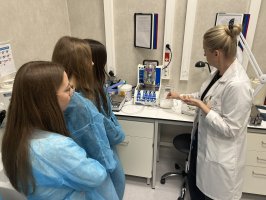 Zostań radiofarmaceutą lub kosmetologiem - kolejna tura zajęć pokazowych na UMB w ramach projeku StopDrop