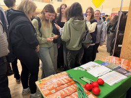 Uniwersytet Medyczny w Białymstoku na targach edukacyjnych w Augustowie