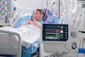 Maszyna zamiast serca: niezwykły przypadek kardiochirurgów z USK