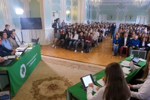 Argumenty jak pociski, kultura jak tarcza. Debata oksfordzka w UMB trzymała w napięciu do ostatniego głosu!