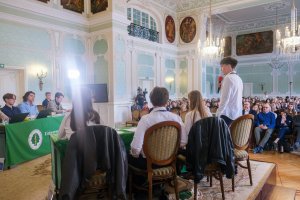 Argumenty jak pociski, kultura jak tarcza. Debata oksfordzka w UMB trzymała w napięciu do ostatniego głosu!