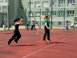 Baw się sportem jak dziecko! – UMB na Dniu Sportu w VII LO