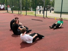 Baw się sportem jak dziecko! – UMB na Dniu Sportu w VII LO