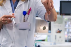 Małe przedmioty, wielkie zagrożenie. Lekarze z UDSK z apelem do rodziców Małe przedmioty, wielkie zagrożenie. Lekarze z UDSK z apelem do rodziców