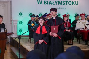 Sukces czy zobowiązanie? Profesury, habilitacje i doktoraty w UMB Sukces czy zobowiązanie? Profesury, habilitacje i doktoraty w UMB