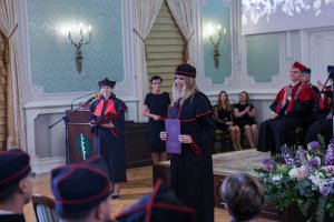 Sukces czy zobowiązanie? Profesury, habilitacje i doktoraty w UMB Sukces czy zobowiązanie? Profesury, habilitacje i doktoraty w UMB
