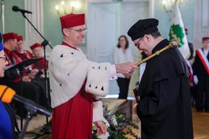 Sukces czy zobowiązanie? Profesury, habilitacje i doktoraty w UMB Sukces czy zobowiązanie? Profesury, habilitacje i doktoraty w UMB