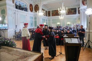 Sukces czy zobowiązanie? Profesury, habilitacje i doktoraty w UMB Sukces czy zobowiązanie? Profesury, habilitacje i doktoraty w UMB