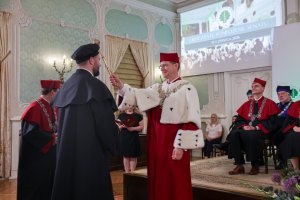Sukces czy zobowiązanie? Profesury, habilitacje i doktoraty w UMB Sukces czy zobowiązanie? Profesury, habilitacje i doktoraty w UMB