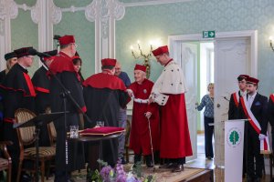 Sukces czy zobowiązanie? Profesury, habilitacje i doktoraty w UMB Sukces czy zobowiązanie? Profesury, habilitacje i doktoraty w UMB