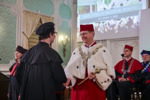 Sukces czy zobowiązanie? Profesury, habilitacje i doktoraty w UMB Sukces czy zobowiązanie? Profesury, habilitacje i doktoraty w UMB