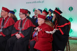 Sukces czy zobowiązanie? Profesury, habilitacje i doktoraty w UMB Sukces czy zobowiązanie? Profesury, habilitacje i doktoraty w UMB