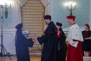 Sukces czy zobowiązanie? Profesury, habilitacje i doktoraty w UMB Sukces czy zobowiązanie? Profesury, habilitacje i doktoraty w UMB
