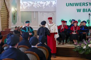Sukces czy zobowiązanie? Profesury, habilitacje i doktoraty w UMB Sukces czy zobowiązanie? Profesury, habilitacje i doktoraty w UMB
