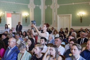 Sukces czy zobowiązanie? Profesury, habilitacje i doktoraty w UMB Sukces czy zobowiązanie? Profesury, habilitacje i doktoraty w UMB