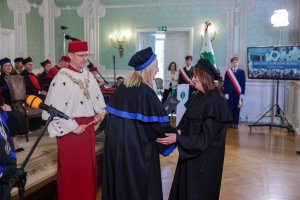 Sukces czy zobowiązanie? Profesury, habilitacje i doktoraty w UMB Sukces czy zobowiązanie? Profesury, habilitacje i doktoraty w UMB
