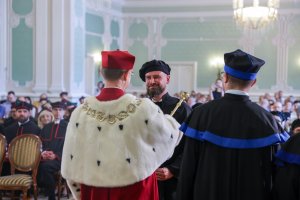 Sukces czy zobowiązanie? Profesury, habilitacje i doktoraty w UMB Sukces czy zobowiązanie? Profesury, habilitacje i doktoraty w UMB