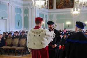 Sukces czy zobowiązanie? Profesury, habilitacje i doktoraty w UMB Sukces czy zobowiązanie? Profesury, habilitacje i doktoraty w UMB