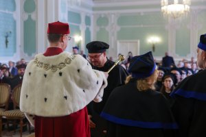 Sukces czy zobowiązanie? Profesury, habilitacje i doktoraty w UMB Sukces czy zobowiązanie? Profesury, habilitacje i doktoraty w UMB