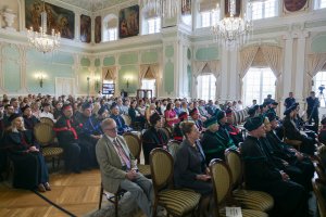 Sukces czy zobowiązanie? Profesury, habilitacje i doktoraty w UMB Sukces czy zobowiązanie? Profesury, habilitacje i doktoraty w UMB