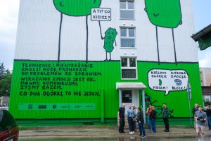 Kiś ogórki, nie emocje – mural z misją na domu studenta UMB