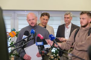 Kiś ogórki, nie emocje – mural z misją na domu studenta UMB