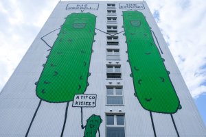 „Kiś ogórki. Nie emocje” – nowy mural na Domu Studenta nr 2 UMB „Kiś ogórki. Nie emocje” – nowy mural na Domu Studenta nr 2 UMB