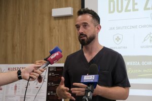 Kleszcze nie wybierają wieku. Konferencja prasowa w UDSK Kleszcze nie wybierają wieku. Konferencja prasowa w UDSK