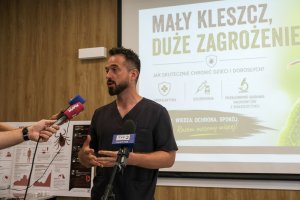 Kleszcze nie wybierają wieku. Konferencja prasowa w UDSK Kleszcze nie wybierają wieku. Konferencja prasowa w UDSK