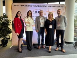 Nagroda i jubileuszowy medal dla naukowców UMB na Zjeździe Polskiego Towarzystwa Mikrobiologów Nagroda i jubileuszowy medal dla naukowców UMB na Zjeździe Polskiego Towarzystwa Mikrobiologów