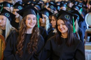 Absolwenci analityki medycznej i kosmetologii UMB odebrali dyplomy Absolwenci analityki medycznej i kosmetologii UMB odebrali dyplomy