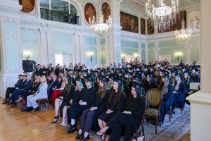 Absolwenci analityki medycznej i kosmetologii UMB odebrali dyplomy Absolwenci analityki medycznej i kosmetologii UMB odebrali dyplomy
