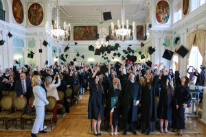 Absolwenci analityki medycznej i kosmetologii UMB odebrali dyplomy Absolwenci analityki medycznej i kosmetologii UMB odebrali dyplomy