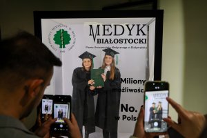 Absolwenci analityki medycznej i kosmetologii UMB odebrali dyplomy Absolwenci analityki medycznej i kosmetologii UMB odebrali dyplomy