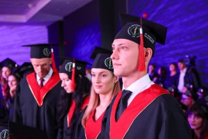 Sześć lat studiów to dopiero początek! Dyplomy lekarzy odebrało 290 absolwentów UMB