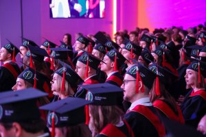 Sześć lat studiów to dopiero początek! Dyplomy lekarzy odebrało 290 absolwentów UMB