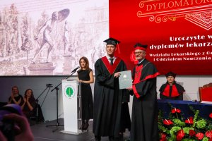 Sześć lat studiów to dopiero początek! Dyplomy lekarzy odebrało 290 absolwentów UMB