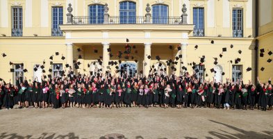Sześć lat studiów to dopiero początek! Dyplomy lekarzy odebrało 290 absolwentów UMB